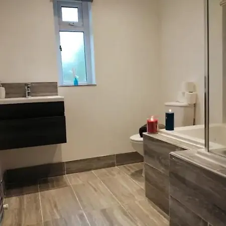 Дом отдыха Lake District Cottage, Good Access, Dogs, Hot Tub Кендал